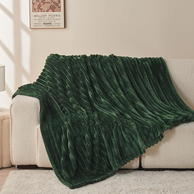 NEWCOSPLAY Super Soft Twin Blanket Dark Green Premium Silky Flannel Fleece 3D Ribbed Jacquard Lightweight Bed Blanket All Season Use (Dark Green Ribbed, Twin(60"x80"))
