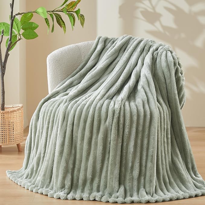 NEWCOSPLAY Super Soft Queen Blanket Sage Green Premium Silky Flannel Fleece 3D Ribbed Jacquard Lightweight Bed Blanket All Season Use (Sage Green Ribbed, Queen(90"x90"))