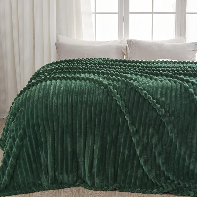 NEWCOSPLAY Super Soft Twin Blanket Dark Green Premium Silky Flannel Fleece 3D Ribbed Jacquard Lightweight Bed Blanket All Season Use (Dark Green Ribbed, Twin(60"x80"))
